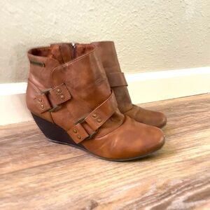 Wedge ankle bootie